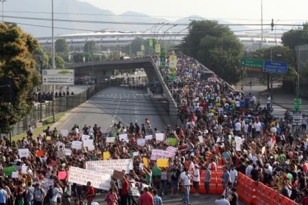 Protestations devant le Maracana en rénovation. Rio de Janeiro. Marcos de Paulo / Estadao